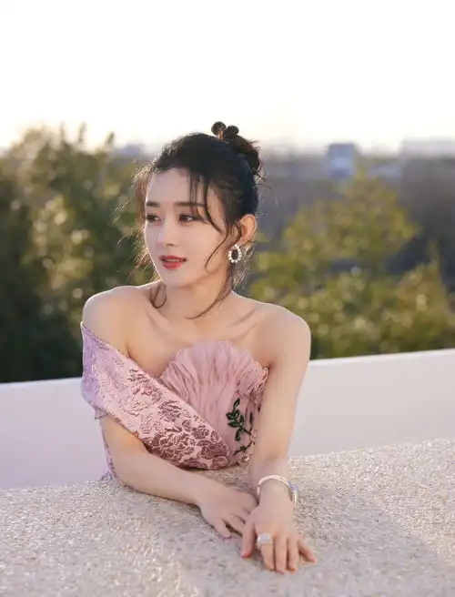 赵丽颖逆袭成85后颜霸之花穿花瓣裙美过baby,状态大回春