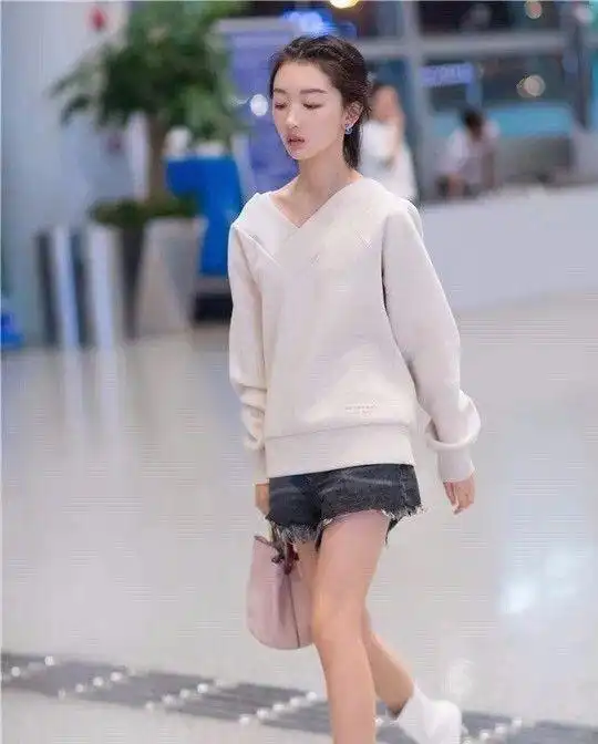 小个女星周冬雨教你最简单好穿的卫衣搭配法,风格多变还时髦耐看
