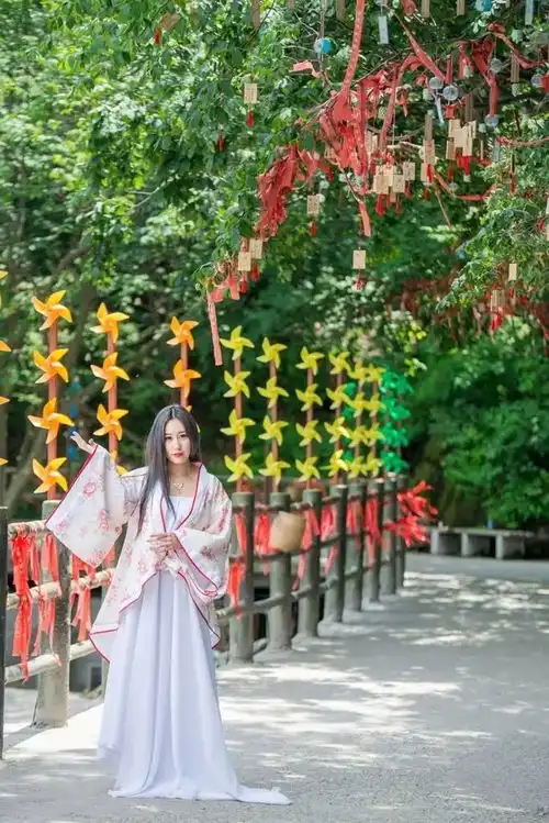 风姿卓绝,那些游走在仙境的古装美女们