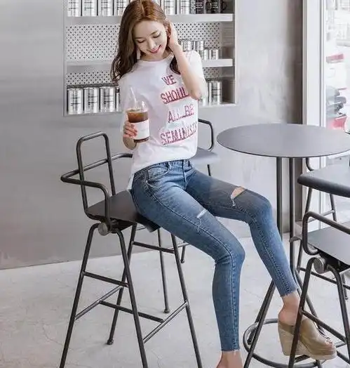 小姐姐穿简约的牛仔裤,搭配浅色上衣,衬托完美气质的女神范