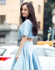 女明星上演蓝色浪漫演绎不同风格唐嫣细腰抢镜