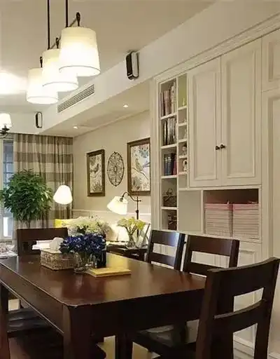 主卧的风格比较柔和,淡淡的绿色感觉比较有助于休息和睡眠