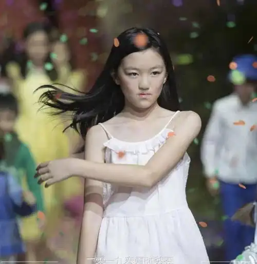 李嫣挎近万元包包晒美照,巧用秀发遮嘴唇气场很强大