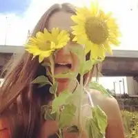 拿着向日葵头像女生微信头像图片大全