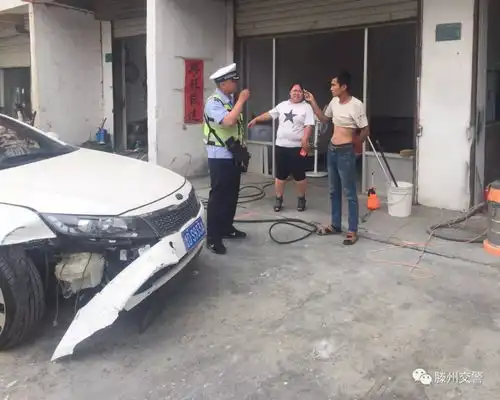 滕州女司机与男友吵架情绪不稳,撞了护栏逃逸再撞人...