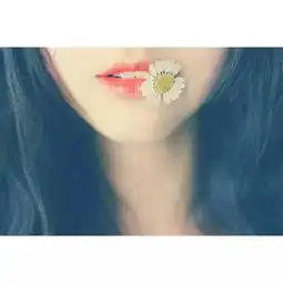 白边女生头像你的心事三三两两,停在我心上