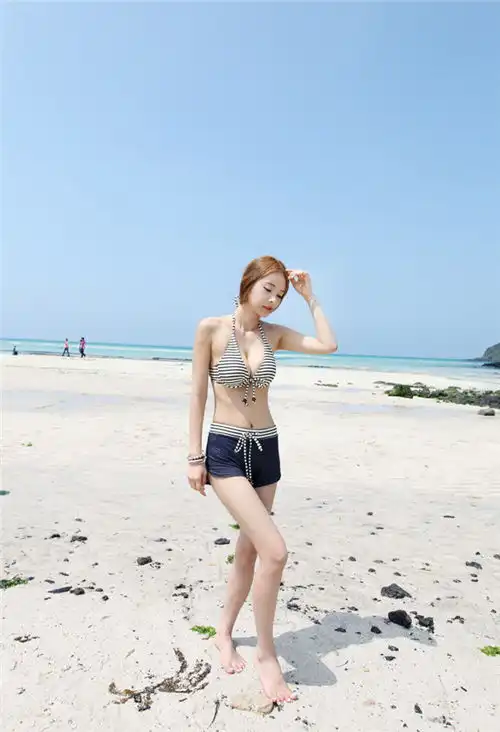 时尚甜美的比基尼泳衣美女,展现高雅淑女范