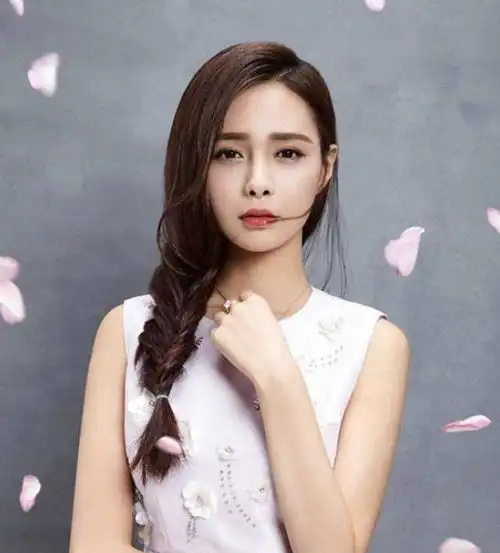 王思聪点赞ceo质疑沈梦辰耍大牌,绯闻女友晒甜美写真改狂野形象