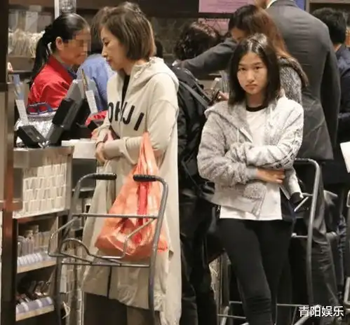 张家辉女儿高颜值惊艳露面,和关咏荷太像,网友想恋爱了