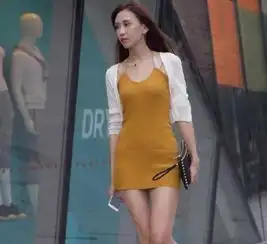 姜黄色吊带连衣裙非常的吸引人,穿在小姐姐身上非常有气质