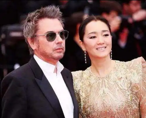 当陈婷晒幸福时巩俐挽着米歇尔时,谁还记得张导71岁的前妻