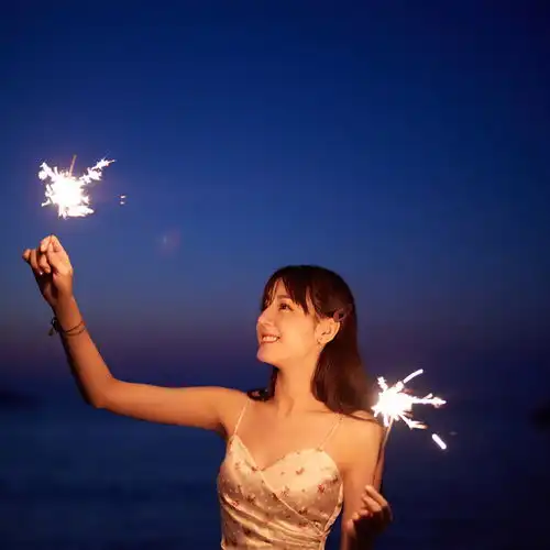 迪丽热巴更新社交动态海边放烟花的少女笑容纯真烂漫