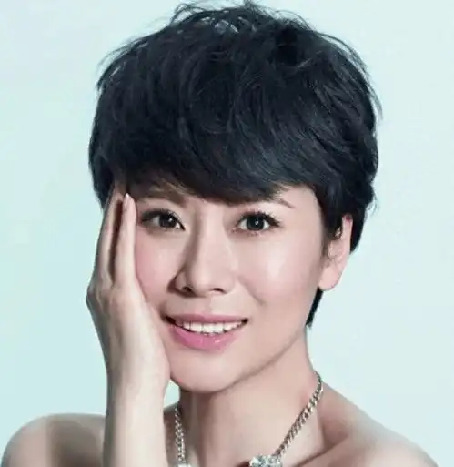 海清47岁真实生活曝光,让强行扮嫩的女星无地自容