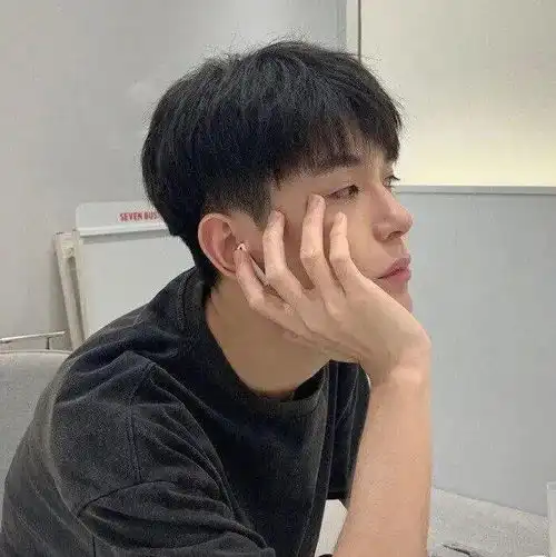 今日头像丨我沿着星河捡着你遗落在月亮旁的浪漫