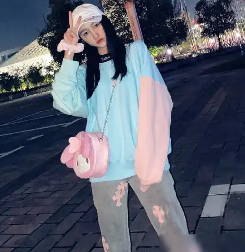 关晓彤私服真的壕,千元卫衣搭配万元牛仔裤,休闲风也可以很少女