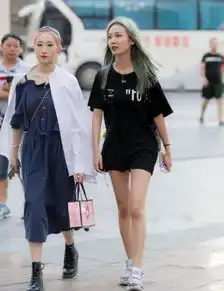 街拍名嫒美姝的美女,一条黑色的斜肩连衣裙,时尚魅力女神风采