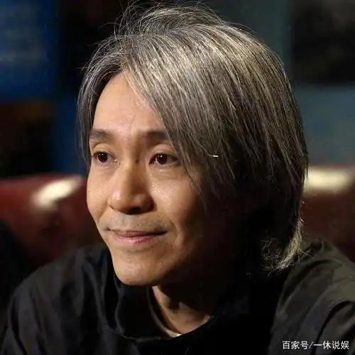 周星驰携港姐现身海滩,女孩只有17岁网友议论纷纷