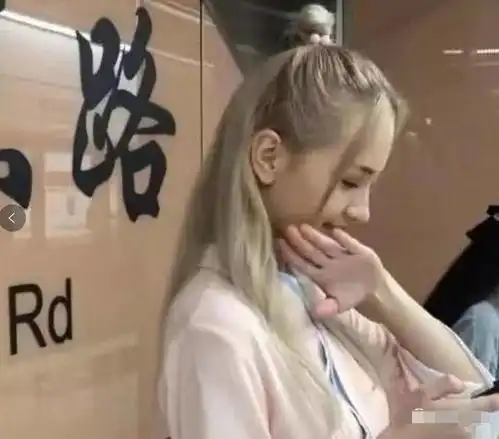 俄罗斯美女参加中国汉服节,当她对镜头笑起来那一刻徐璐的孪生姐妹