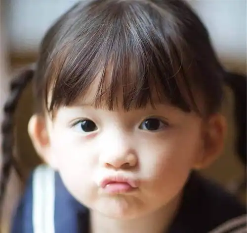 妈妈直播讲课内急离开,小女儿趁机直播3分钟,奶声奶气萌化网友