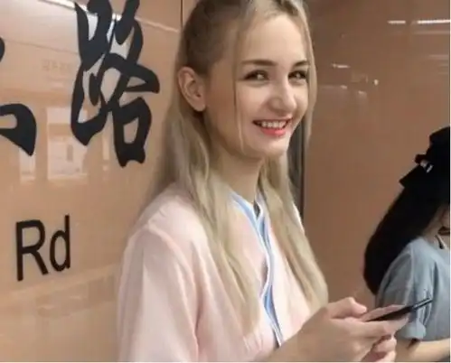 俄罗斯小姐姐换上汉服后,简直像天上的仙女,反正我是看呆了