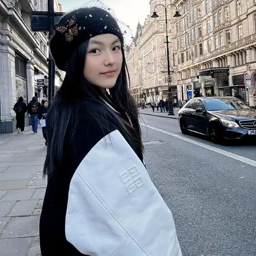 李湘女儿晒近照,14岁王诗龄罕穿泳装出镜,纤瘦苗条肩颈线好优越
