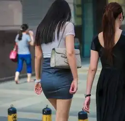 街拍40岁的女人穿出25岁的感觉,既凸显成熟稳重又清澈灵动,动心没