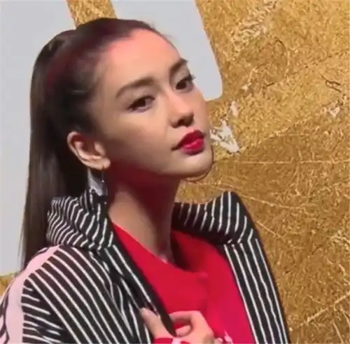 杨颖终于穿错了黑色紧身中裙白色长筒袜,看起来小腿好短