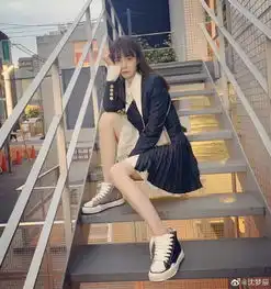 沈梦辰穿套装裙笑容甜美