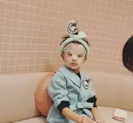 为了赚钱,韩国竟然开起了幼儿美容院,4岁化妆