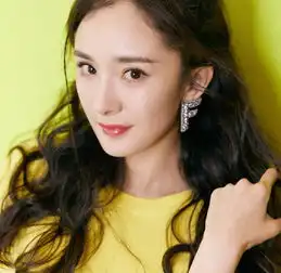 杨幂一身蜜蜂黄连衣裙超少女,网友带货女王又开始营业