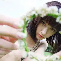 手拿鲜花的漂亮女孩意境唯美头像