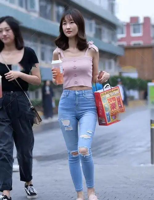 粉色吊带搭配淡蓝色破洞牛仔裤,时尚简约,青春有活力
