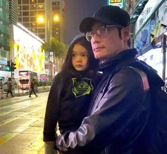 他与初恋结婚10年净身出户,后娶小12岁女星,今靠女儿翻红