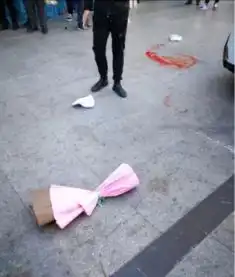 刚刚大庆商场门前,女子被男子持刀捅伤,一束鲜花满地血迹让人触目惊心