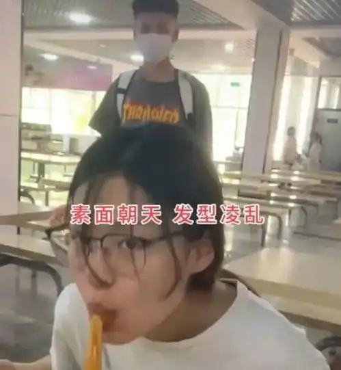 广西小伙突袭大学女友,女友没化妆差距太大,网友早晚会被甩