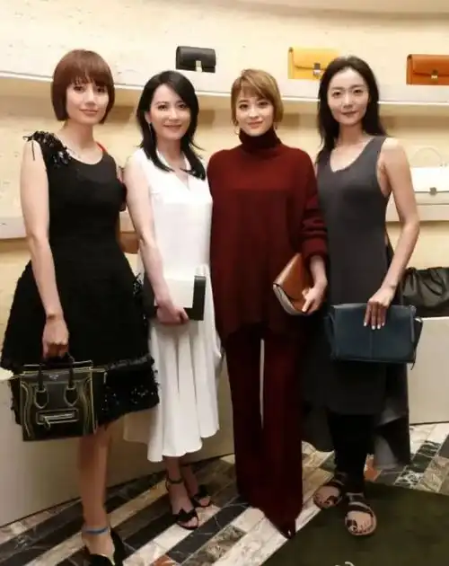 450岁女人还是短发更适合,袁泉俞飞鸿两女神同框,气质差太多