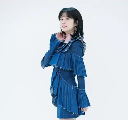 张娜拉真会保养,蕾丝长裙穿出17岁少女范,颜值比赵丽颖还显嫩