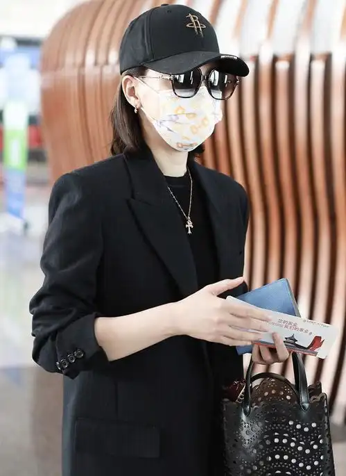 陈数穿黑色西装,宛若女霸总,她不仅仅是迷人,更是励志偶像