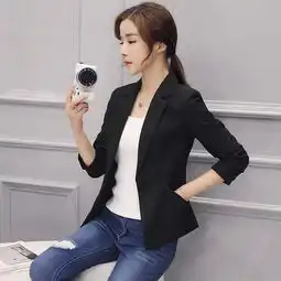 一米六以下的女生,上短下长的搭配会更显瘦,试试这样的外套