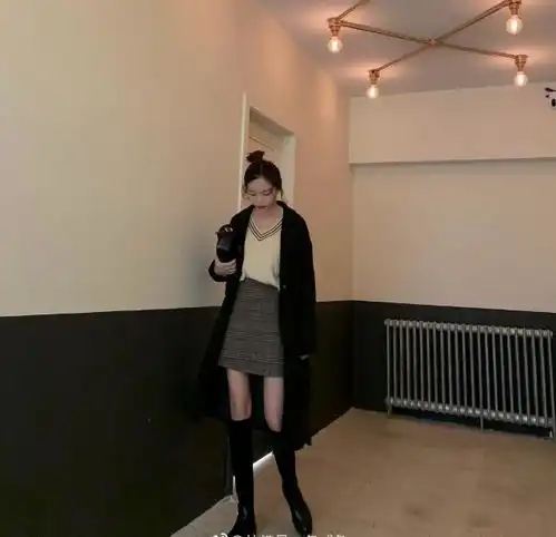 160以上的女生穿这件经典黑大衣,搭配及膝靴气场十足,优雅大方