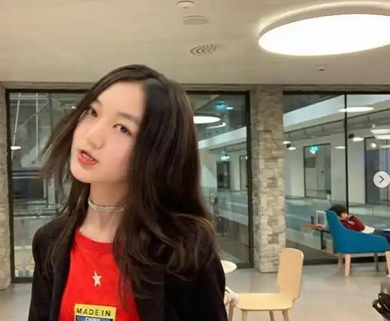 14岁李嫣蜕变成功,顺利摆脱兔唇标签,网友美出新天际
