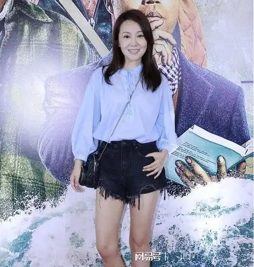 小彩旗的牛仔短裤搭配蓝色衬衣,闫妮找到18岁的感觉