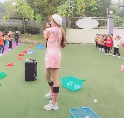 幼儿园女老师带早操火了,见到老师本人后,网友别让爸爸接孩子