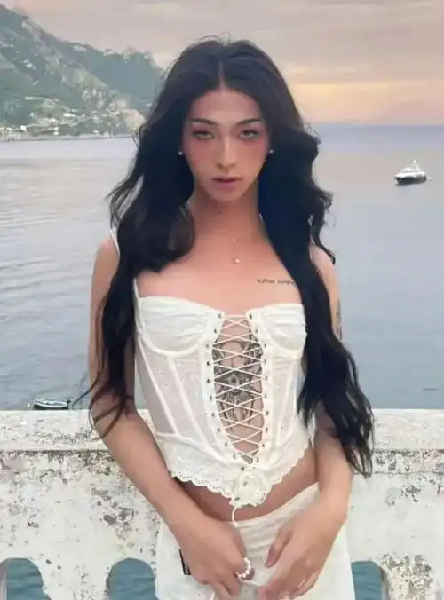 伊能静儿子再穿女装,黑色透视装露底裤搭配红色高跟鞋,动作妖娆