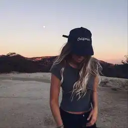 给不上镜的害羞女生,拍照时你应该这么摆pose