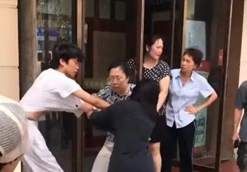 青岛小情侣当街吵架,女孩撕烂男孩衣服,大妈男子汉有没有担当