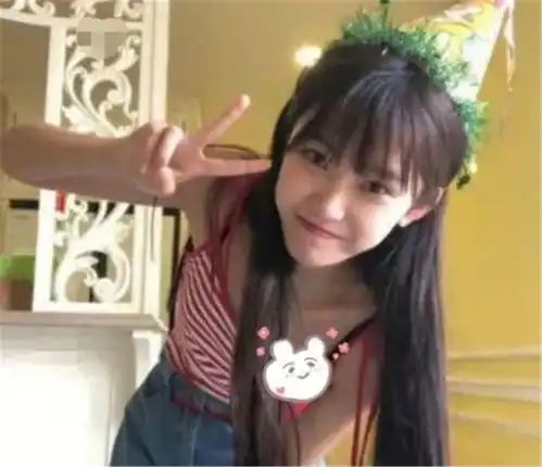 还记得14年前的剪刀手女孩吗网友盼着她变丑,如今她来了