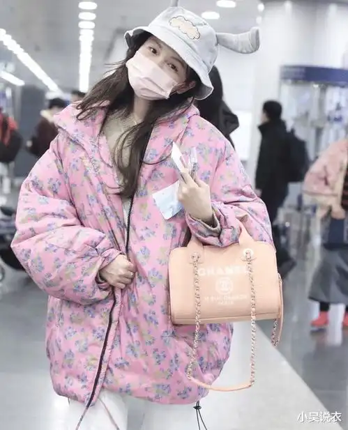 林小宅穿羽绒服走机场,打扮时髦像个小仙女,年龄不大格外淑女