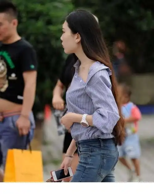 街拍时尚靓丽的都市女孩,搭配牛仔裤,尽显优雅高贵的气质