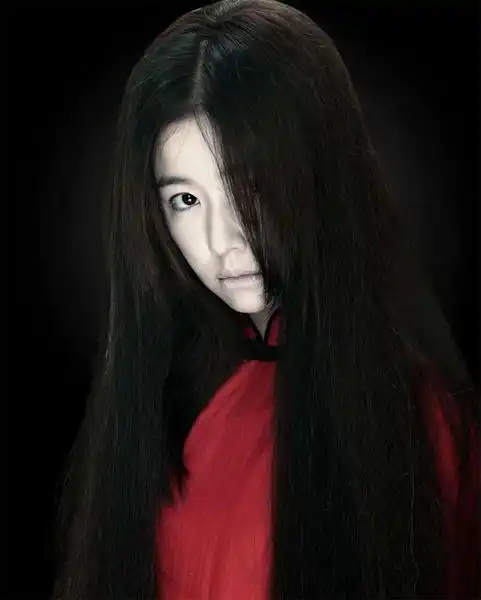 林心如变身红衣女鬼